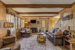a living room with leather furniture and a fireplace at CrazyHornChalet in Divide