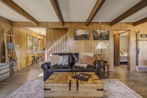 a living room with a couch and a coffee table at CrazyHornChalet in Divide