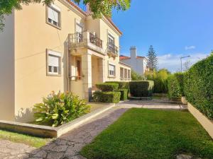 a house with a garden in front of it at Nine Horizons Belém in Lisbon