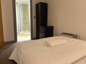 En eller flere senge i et værelse på Prime York City Centre Apartment - Best Location - Close to Everything