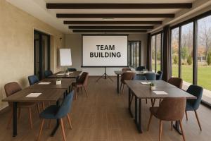 克兰内沃Hotel Magnific的一间配有桌椅和屏幕的会议室 更多19张照片