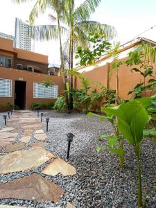Un patio con un edificio con un montón de plantas. en Belém Forest Inn, en Belém 18 fotos más