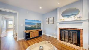 un salon avec une cheminée et une télévision dans l'établissement A Shore Thing, à Surfside