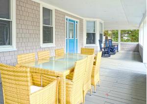 d'une terrasse avec une table et des chaises en verre. dans l'établissement A Shore Thing, à Surfside