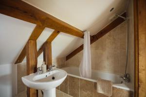 Koupelna v ubytování Meadow View Country Escape with Hot Tub + 30 fotografií