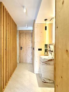 eine Küche mit Holzwänden und einer Spüle und einer Tür in der Unterkunft Vivienda El Tiburón 02 in Almerimar