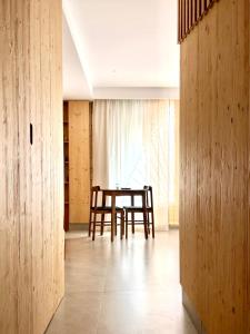 ein Esszimmer mit Tisch und Stühlen in der Unterkunft Vivienda El Tiburón 02 in Almerimar