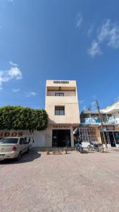 イスミキルパンにあるCasa Maakjäの建物の前に車が駐車されている