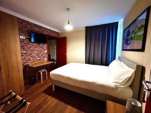 Ένα ή περισσότερα κρεβάτια σε δωμάτιο στο Logis Hôtel Les 200 Bornes +9 φωτογραφίες