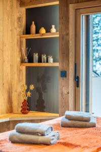 zwei Handtücher auf einem Bett in einem Zimmer in der Unterkunft La Duche 101 in Le Grand-Bornand