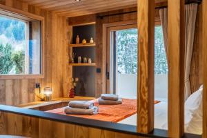 ein Zimmer mit einer Badewanne, auf der zwei Handtücher lagen in der Unterkunft La Duche 101 in Le Grand-Bornand