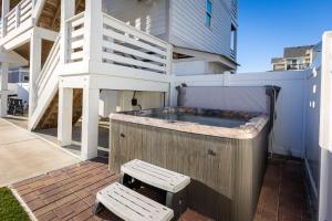 En balkon eller terrasse på Luxury Corolla Home 3 Mins to Beach & Lake Views