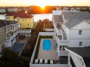 Swimmingpoolen hos eller tæt på Luxury Corolla Home 3 Mins to Beach & Lake Views + 61 billeder