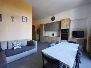 una sala de estar con un sofá y una mesa en Appartement de Standing avec Terrasse et Parking à Jausiers - FR-1-804-24, en Jausiers