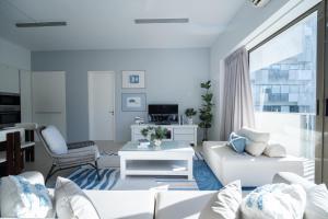 Кухня или мини-кухня в By The Sea Haven 2BR 6pax
