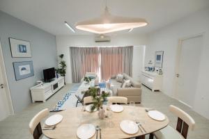 Телевизор и/или развлекательный центр в By The Sea Haven 2BR 6pax