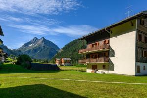 a building with a view of a mountain at Résidence Dent d'Hérens 18B - au calme à Evolène in Evolène