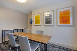 Holiday Inn Express Hotel & Suites - The Villages by IHG في ذا فيلاجيز: غرفة اجتماعات بها طاولة وكراسي خشبية +98 صورة