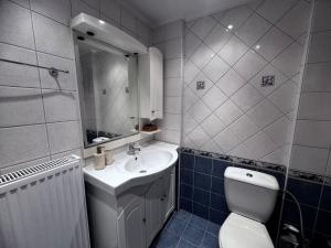 Et badeværelse på Central Apartment in Drama 20 m from center + 9 billeder