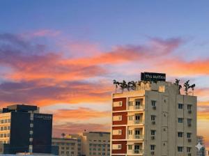 THS Suites - Luxurious 2 BHK AC apartments with Tirumala Views - Near Marriott, Taj and ITC 5 star hotels - Walkable to PS4, A2B, Orion, Starbucks cafes - Close to Thiruchanur and Alipiri flyover في تيروباتي: مبنى مع علامة فوقه +51 صورة