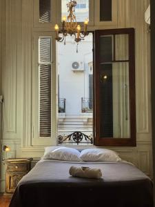 a bedroom with a bed with a large mirror and a bed sidx sidx sidx at Casamor in Buenos Aires +42 photos