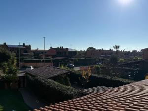 een uitzicht vanaf het dak van een huis bij Green Luxury House in Casal Palocco