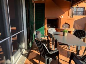 een balkon met tafels en stoelen in een gebouw bij Green Luxury House in Casal Palocco +6 foto's