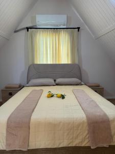 un letto con due banane e due bicchieri sopra di Pakiş Bungalov a Dosemealti