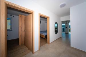 En eller flere senge i et værelse på Villa Maja Stara Novalja + 64 billeder