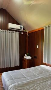 1 Schlafzimmer mit einem Bett und Klimaanlage in der Unterkunft The Mawun Lombok in Selong Belanak + 22 Fotos