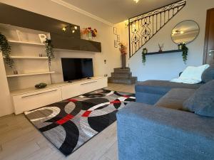een woonkamer met een bank en een televisie bij Green Luxury House in Casal Palocco
