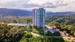 O vedere generală la munți sau o vedere la munte luată de la această casă de vacanță