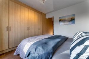 Postel nebo postele na pokoji v ubytování 50m from Beach & Casino in City Center Blankenberge