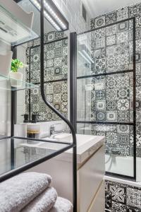 Koupelna v ubytování 50m from Beach & Casino in City Center Blankenberge + 16 fotografií