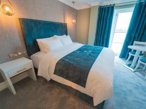 Una cama o camas en una habitación de Tara Hotel 7 fotos más