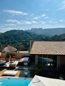 Chalé Vale da Mata - São Roque SP في ساو روكي: اطلالة على منزل مع مسبح