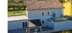 an aerial view of a house with a roof at Appartamenti Cataleya in Cuccurano