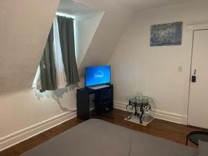 Μια τηλεόραση ή/και κέντρο ψυχαγωγίας στο Maison Mae Pillars +10 φωτογραφίες