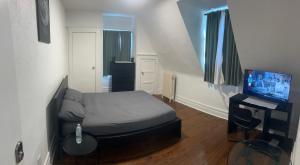 Μια τηλεόραση ή/και κέντρο ψυχαγωγίας στο Maison Mae Pillars