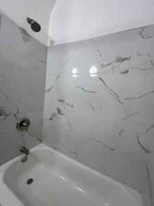 Ένα μπάνιο στο Maison Mae Pillars