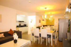 Фотография из галереи Casa - The Calm Coastal Two-Bedroom Suite Near SM Seaside Mall and Nustar Casino в Себу