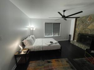 Ένα ή περισσότερα κρεβάτια σε δωμάτιο στο Private Cozy Modern Studio in Roswell