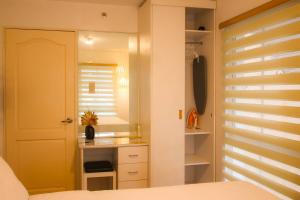 En eller flere senge i et værelse på Casa - The Calm Coastal Two-Bedroom Suite Near SM Seaside Mall and Nustar Casino