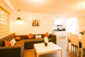 Фотография из галереи Casa - The Calm Coastal Two-Bedroom Suite Near SM Seaside Mall and Nustar Casino в Себу +11 фотографий