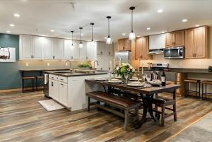 una gran cocina con una mesa con flores. en Teton Crest Lodge Sleeps 24 Ideal Reunion Spot, en Driggs