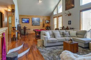 a living room with a couch and a table at PMC Mountainside Cabin Hit the Trails, Play Pool! in Pine Mountain Club