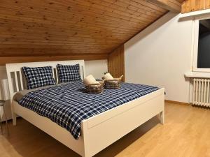 Ferienwohnung mit Herz في شويز: غرفة نوم عليها سرير وسلات