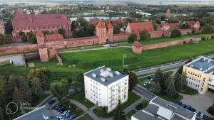 an aerial view of a castle with buildings at Widok na Zamek in Malbork