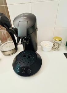 een zwart koffiezetapparaat op een aanrecht bij Appartement F1 F2 in Drancy