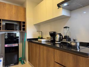 eine Küche mit einer schwarzen Arbeitsplatte mit Geräten in der Unterkunft Black Chic Studio in Cochabamba